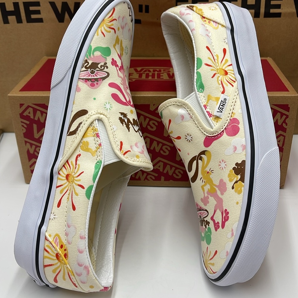 Vans Women’s Classic Slip-On Get Outdoors Classic White 
VN000BVZFRL
Sneakers - Picture 11 of 16
